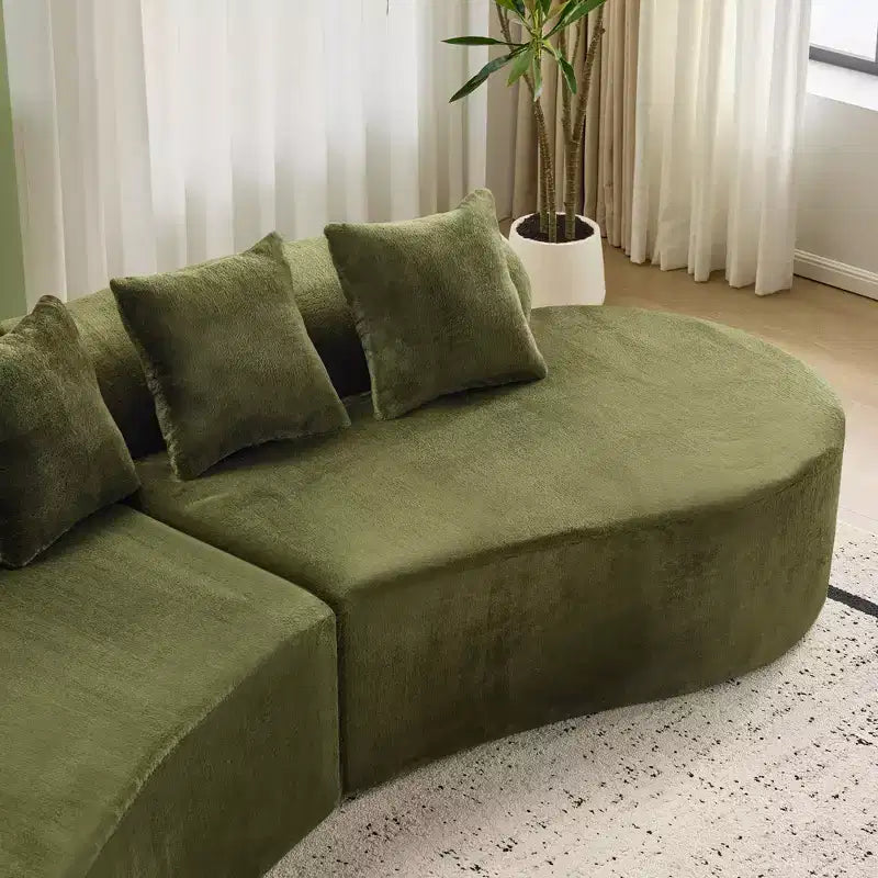 Divano curvo in flanella, moderno e semplice. Creativo divano multi-posto per il soggiorno, con una combinazione di cuscini.