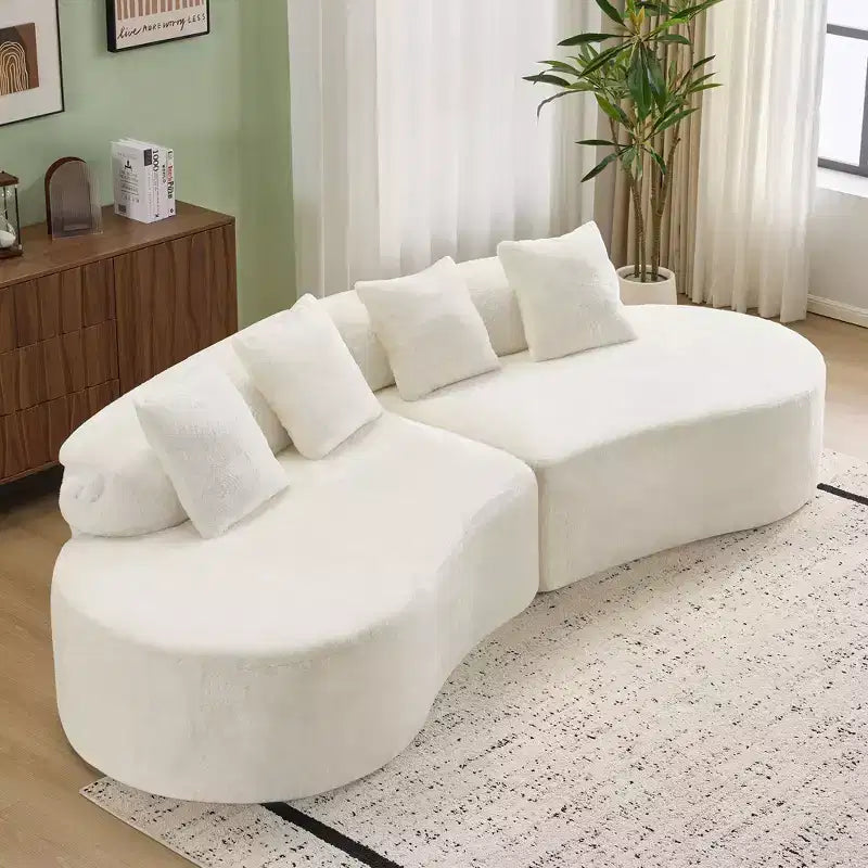 Divano curvo in flanella, moderno e semplice. Creativo divano multi-posto per il soggiorno, con una combinazione di cuscini.