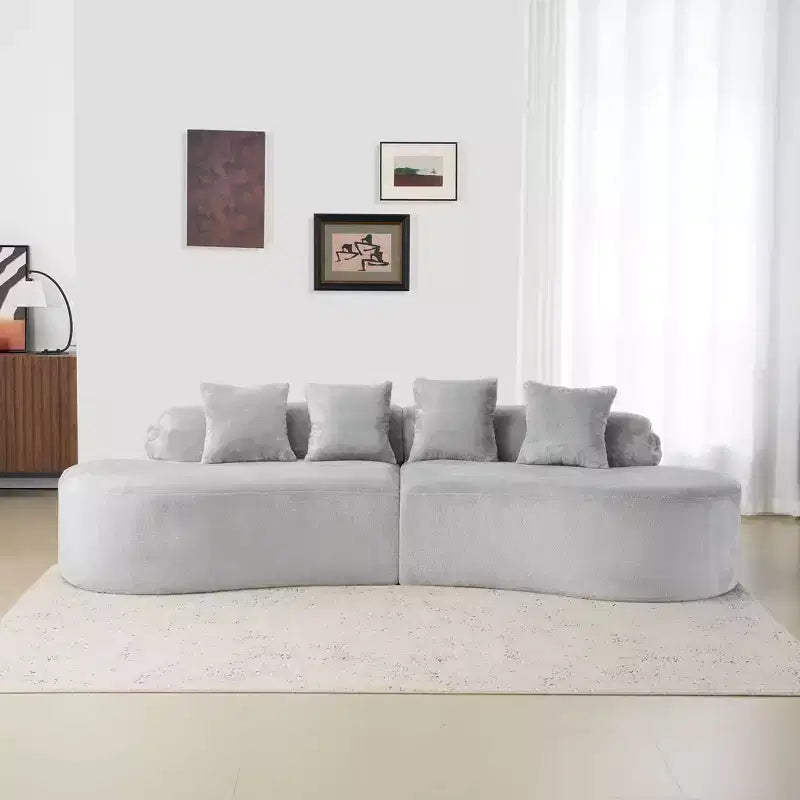 Divano curvo in flanella, moderno e semplice. Creativo divano multi-posto per il soggiorno, con una combinazione di cuscini.