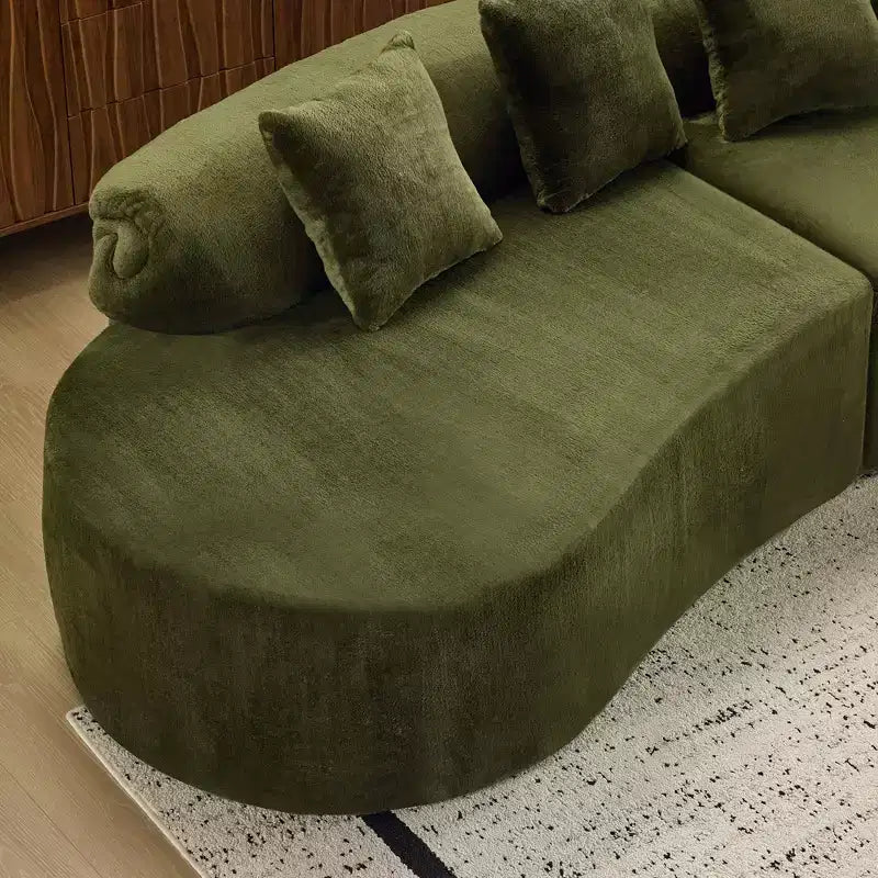 Divano curvo in flanella, moderno e semplice. Creativo divano multi-posto per il soggiorno, con una combinazione di cuscini.