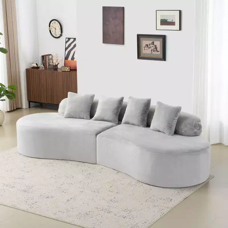 Divano curvo in flanella, moderno e semplice. Creativo divano multi-posto per il soggiorno, con una combinazione di cuscini.