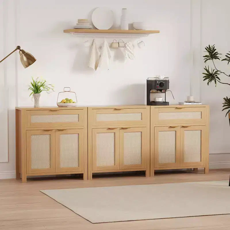Credenza a Buffet 34 con Scomparti, Mobile Contenitore in Legno con Ripiani Regolabili, Cassetti e Ante in Rattan