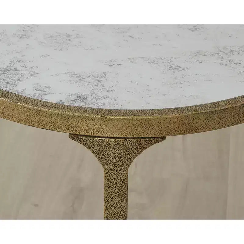 Tavolino rotondo Korajane di Signature Design by Ashley – Struttura in metallo dorato antico con ripiano in vetro effetto marmo