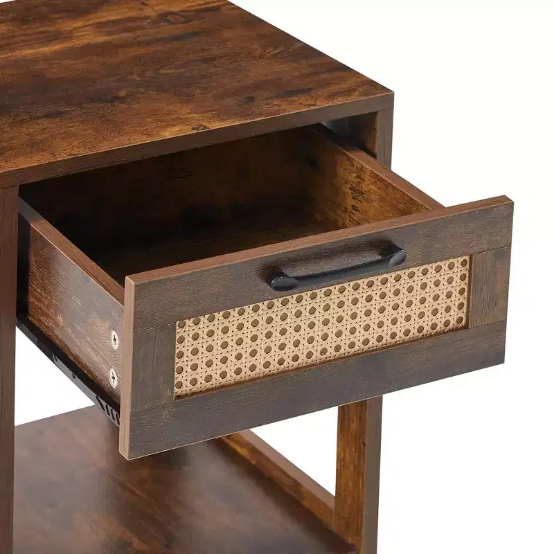 Comodino rustico in rattan con cassetto e ripiano aperto, tavolino da notte per camera da letto