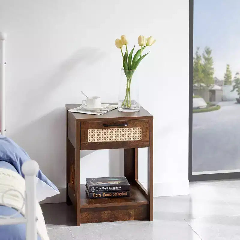Comodino rustico in rattan con cassetto e ripiano aperto, tavolino da notte per camera da letto