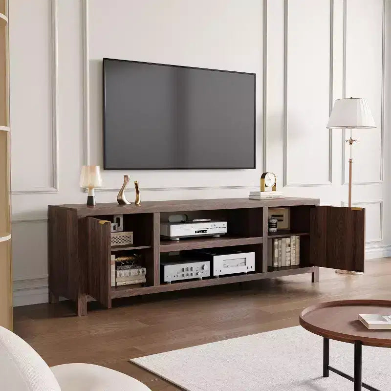 Mobile TV a listelle per TV fino a 80 pollici, mobile multimediale moderno con vano portaoggetti nascosto e maniglie dorate