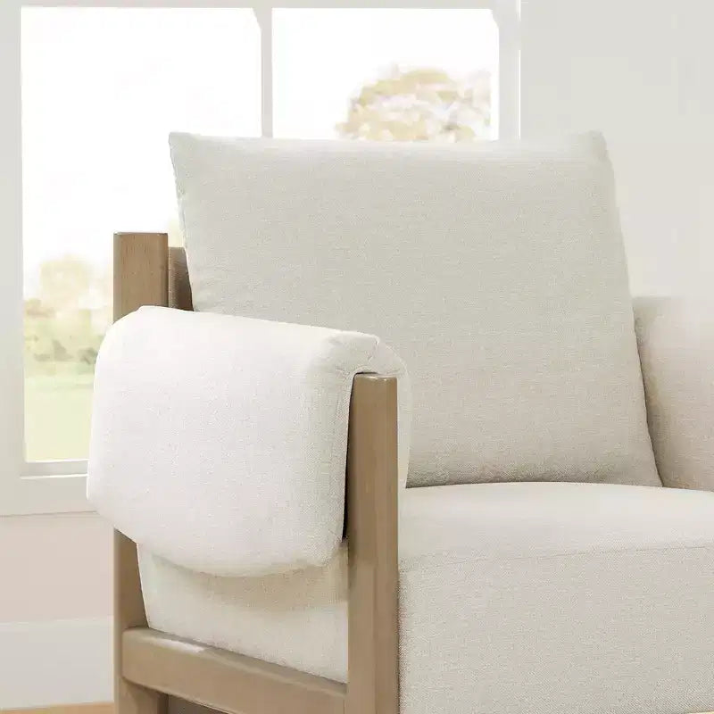 Poltrona d'accento imbottita Mid-Century con gambe in legno massello di Hevea, tessuto in lino, grigio tenue
