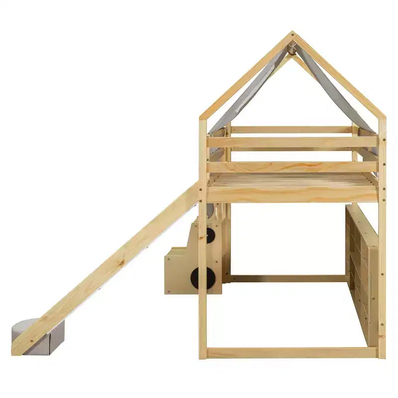 Letto a soppalco basso per bambini con scivolo e ripiani, struttura in legno a forma di casetta con tenda e scale