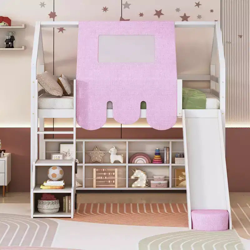 Letto a soppalco basso per bambini con scivolo e ripiani, struttura in legno a forma di casetta con tenda e scale