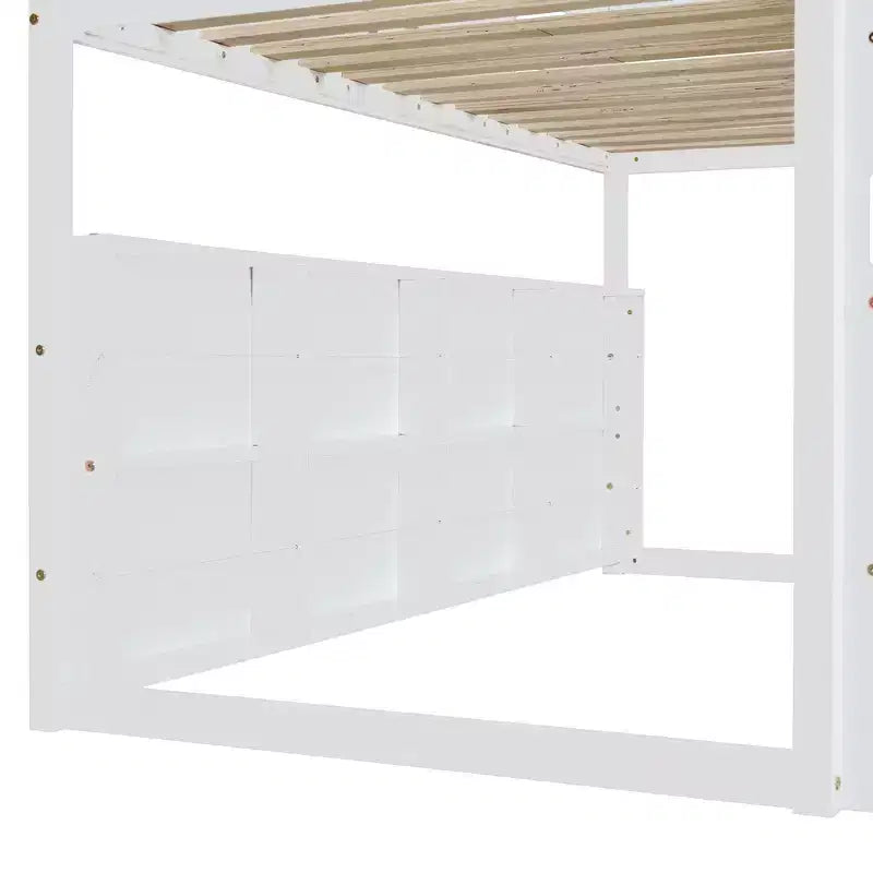 Letto a soppalco basso per bambini con scivolo e ripiani, struttura in legno a forma di casetta con tenda e scale