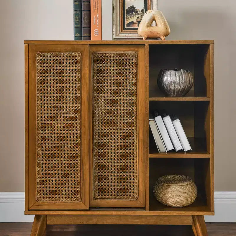 MAYEERTY Madia a buffet moderna di metà secolo in rattan con ripiano regolabile Piedini in legno massello Ante in rattan Noce