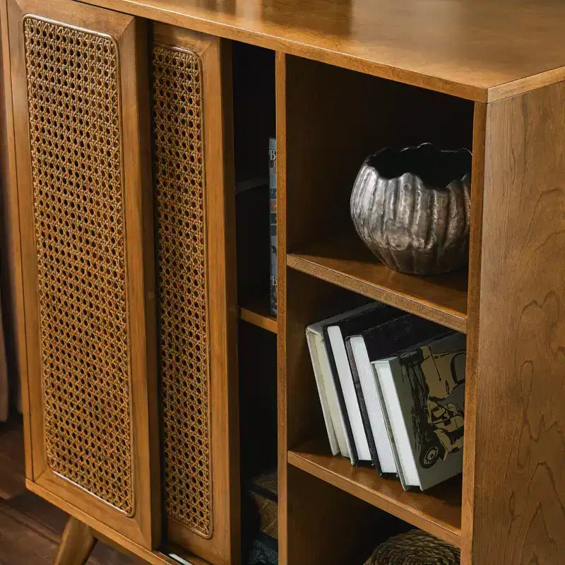 MAYEERTY Madia a buffet moderna di metà secolo in rattan con ripiano regolabile Piedini in legno massello Ante in rattan Noce