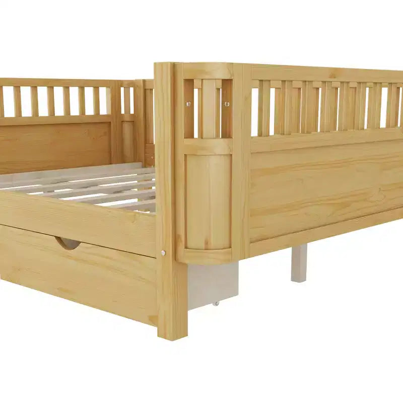 Letto a piattaforma in legno full-size per bambini, struttura letto a basso profilo con sponde di sicurezza per bambine e bambini, naturale